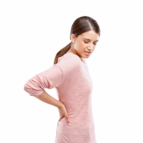 Licensed nurse prepares a nutrient infusion aimed at supporting muscle relaxation and improved sleep quality.